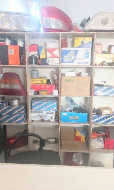 Prateleiras organizadas com peças automotivas